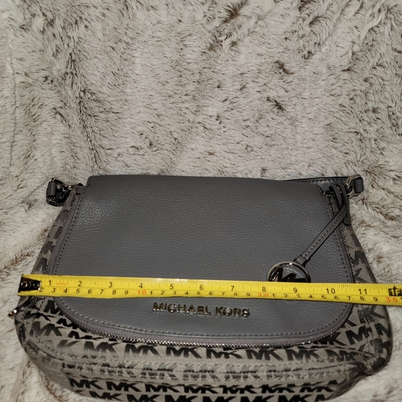 Michael Kors gray bag and matching wallet. - Picture 8 of 16